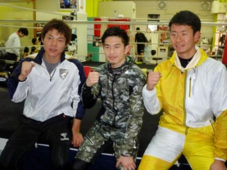 　一翔（中央）とボクシングトレを行った中日・大島（左）と松井佑（右）