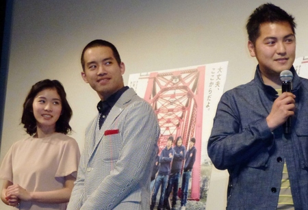 　舞台あいさつした（左から）松岡茉優、三浦貴大、加治将樹＝東京・汐留