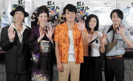 　会見した（左から）小松和重、ともさかりえ、小出恵介、黒島結菜、木村了＝東京・三軒茶屋