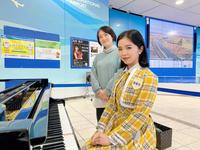 期間限定で設置された「復興空港ピアノ」を演奏したＫＯＢｅｒｒｉｅＳ♪の花城沙弥（右）と、所有者の櫻井由美さん＝宮城県名取市の仙台空港