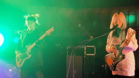 ライブを行うコシュニエの（左から）松本駿介、中村未来＝都内©２０２１　ＩＭＡＧＩＣＡ　ＥＥＸ　Ｉｎｃ．　Ａｌｌ　Ｒｉｇｈｔｓ　Ｒｅｓｅｒｖｅｄ．　