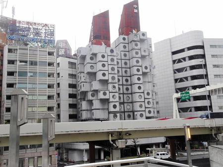 他のビルと共に撮影した中銀カプセルタワービル。その異彩が際立つ＝東京・銀座