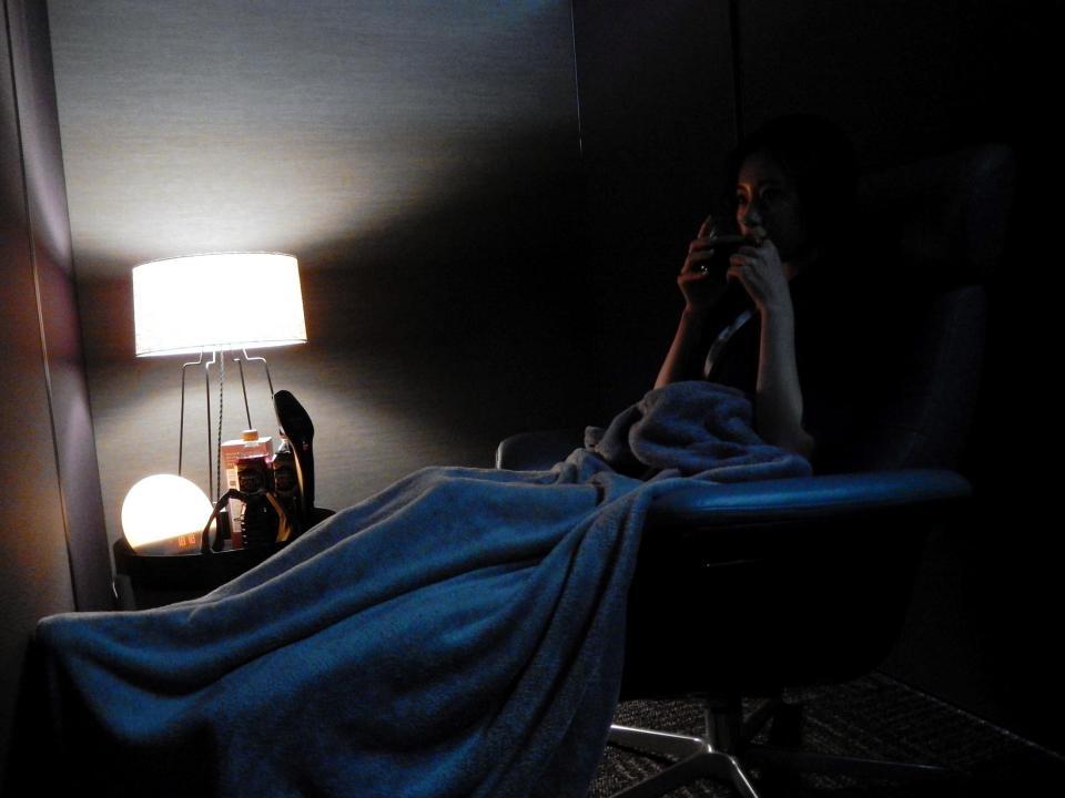 「ネスカフェ睡眠カフェｉｎ原宿」の半個室ブース席＝都内