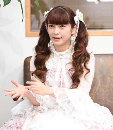ロリータファッションについて語る青木美沙子＝東京・ＴＷＩＮ　ＰＬＡＮＥＴ