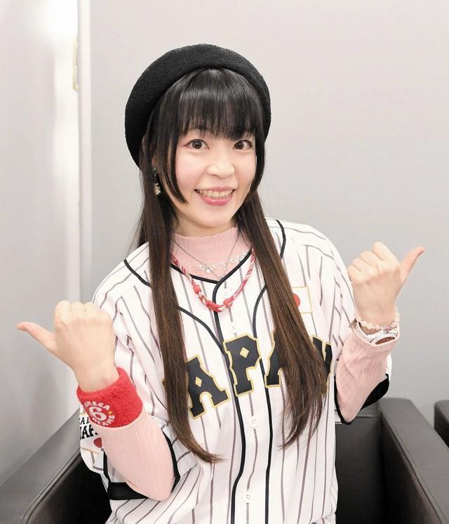 侍ＪＡＰＡＮのユニホームでポーズをとる立花夢果