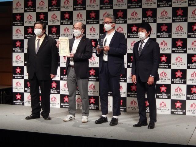 ジグソーパズルメーカー会の代表２人を挟む富山幹太郎会長（左端）、北原照久審査委員長