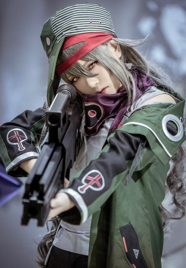 Hカップあるにも関わらず、意外にも幼女キャラや胸のないキャラの公式レイヤーを担当することが多いというすみれおじさん