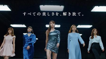 新ＣＭに出演する深田恭子（中央）ら