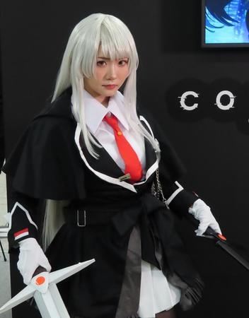 ヒロイン・ヒルデの衣装でイベントに登場したすみれおじさん