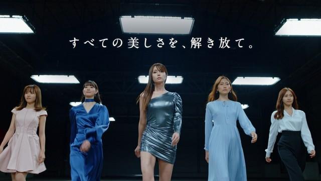 新ＣＭに出演する深田恭子（中央）ら