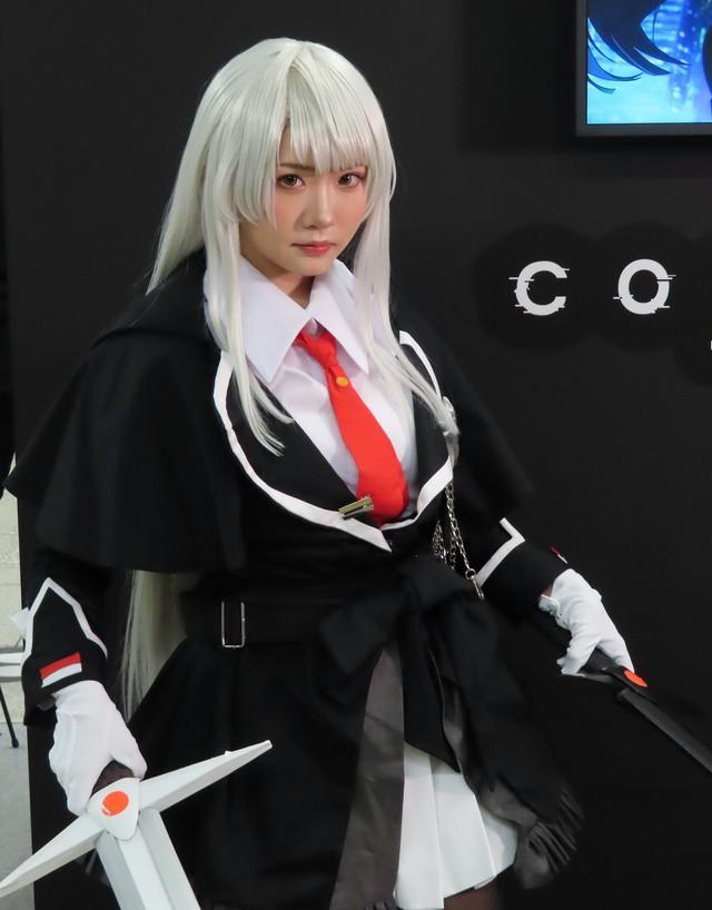 ヒロイン・ヒルデの衣装でイベントに登場したすみれおじさん