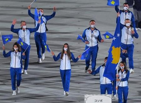 東京五輪開会式で入場するコソボ選手団