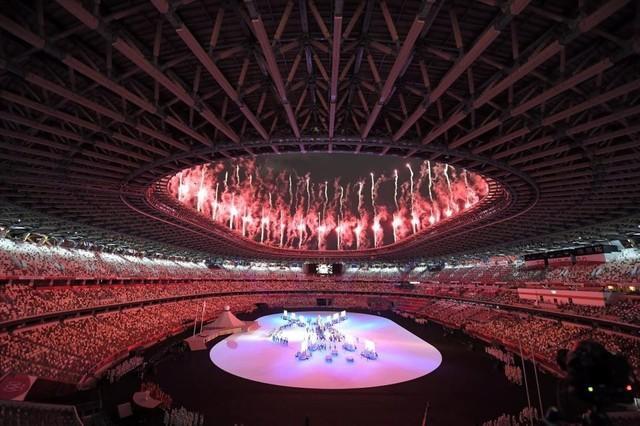 東京五輪開会式で盛大に打ち上がる花火（撮影・高部洋祐）