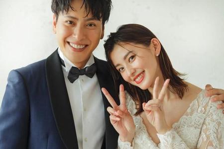 結婚を発表した山下健二郎（左）と朝比奈彩
