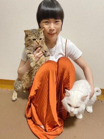 ろぱ仔さんと飼い猫のコジ（左）と湯葉