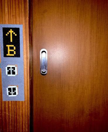 自宅の引き戸横に現れたエレベーターのボタン。本物の写真を見ながら再現した