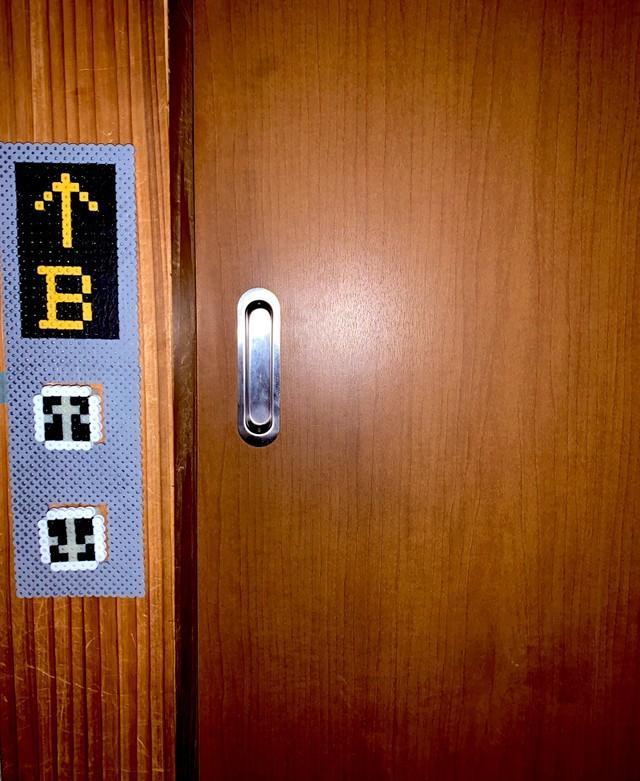 自宅の引き戸横に現れたエレベーターのボタン。本物の写真を見ながら再現した