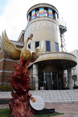 火の鳥のモニュメントが出むかえる手塚治虫記念館＝宝塚市武庫川町