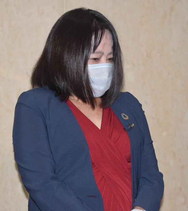 報道陣を前に、沈痛な表情で弁明する木下富美子都議