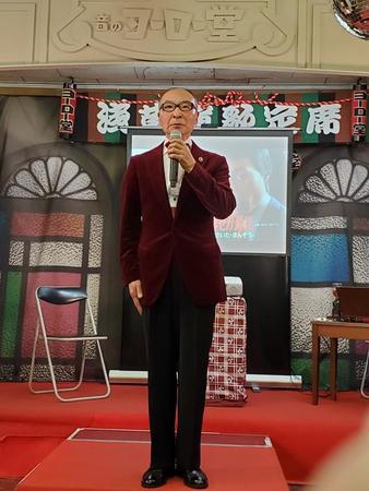 ４０周年記念ライブ「ザ・リさいたま」で「なぜか埼玉」を直立不動で熱唱する歌手・さいたまんぞう＝東京・浅草「音のヨーロー堂」