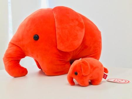 大人気の「どむぞうくんぬいぐるみ」（奥）と「どむぞうくんボールチェーンぬいぐるみ」