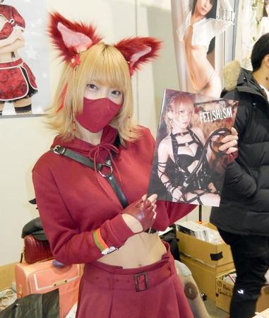 写真集を手に取る火将ロシエル