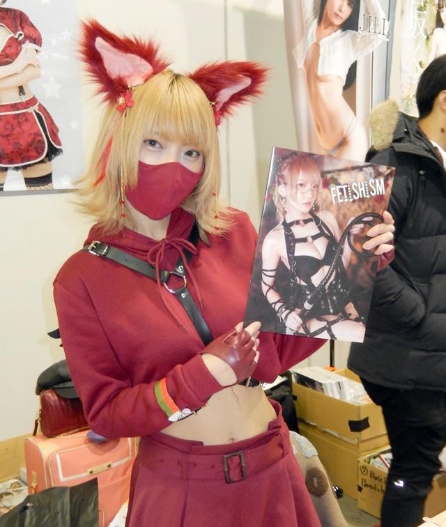 写真集を手に取る火将ロシエル