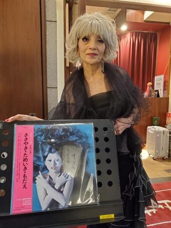 １９７２年にリリースされた自身のLPレコード復刻版を前に、２０２２年の飛躍を誓うフラワー・メグ＝都内