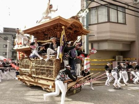 勇壮な岸和田だんじり祭りのやりまわし