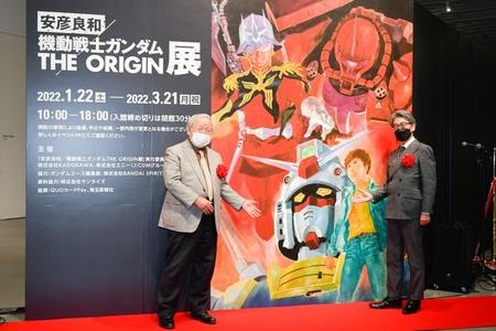 「安彦良和／機動戦士ガンダム THE ORIGIN展」のテープカットを行った安彦良和氏(左)＝埼玉・所沢市