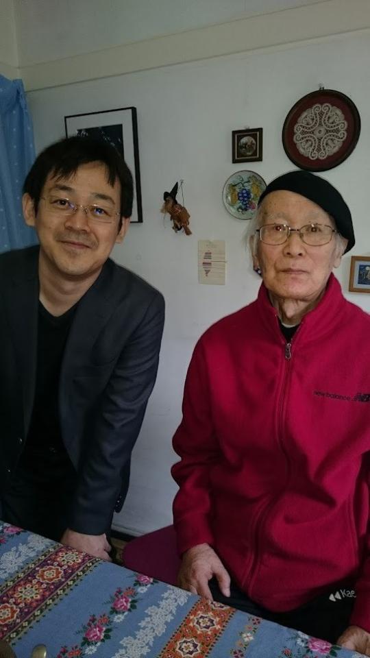 自宅で赤松健さん(左)に電子化の相談をもちかけるムロタニ・ツネ象さん＝２０１５年（遺族提供）