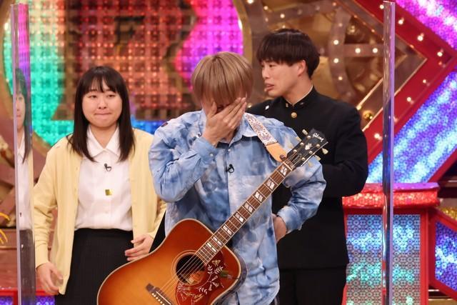 R-1グランプリを制し、ステージ上で号泣するお見送り芸人しんいち（Ｃ）カンテレ