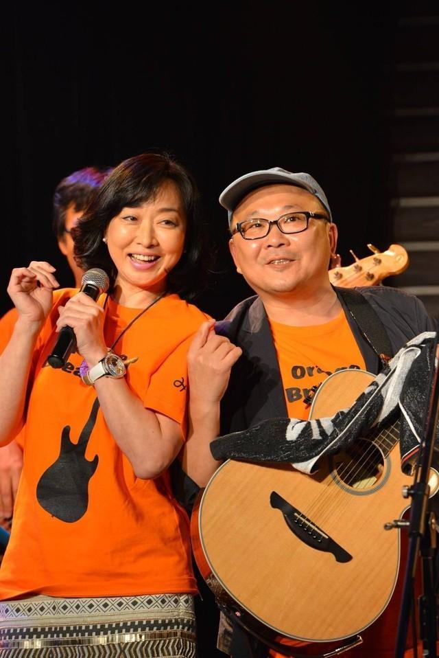 「４年ほど前」に直江喜一（右）のライブに飛び入り参加した川上麻衣子。今回、「優と八重子の３年B組タッグ」が本格始動する