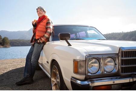 国産旧車の「クラウンバン」を背にくつろぐ俳優の升毅。１８歳から１０数台にわたる愛車遍歴を語った