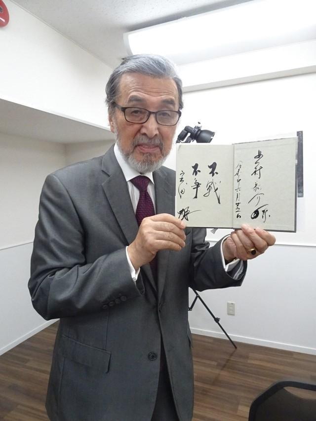 著書のサインで「不戦不争」とつづった俳優の宝田明さん。銃撃された戦争体験を心に刻み、反戦を訴え続けた(２０２０年７月撮影)