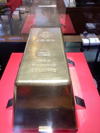 デカい！土肥金山に展示されている２５０キロの金塊（土肥金山提供）
