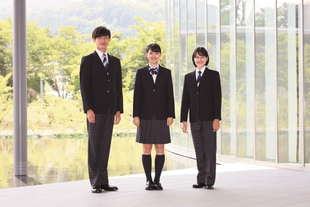 女子生徒のパンツスタイル（右）など多様性に配慮したジェンダーレス制服（トンボ学生服）