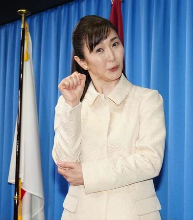 参院選出馬会見に臨み、おニャン子ポーズ風にガッツポーズを見せる生稲晃子