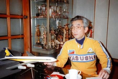 自ら勝ち取った多くのトロフィーが飾られた自宅で取材に応じる横山やすしさん