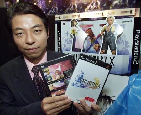 ２００１年７月、ファイナルファンタジーＸ（ＦＦ10）の発売をPRした鈴木尚氏（当時スクウェア社長）=ロイター