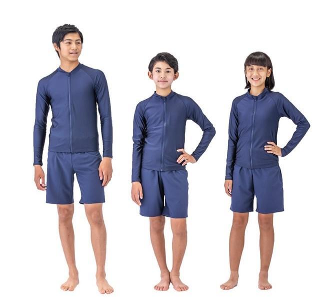 学校の水泳授業用として男女のデザインを同一にした「ジェンダーレス水着」。胴体から手首まで覆われた上着のまま泳ぐことができる