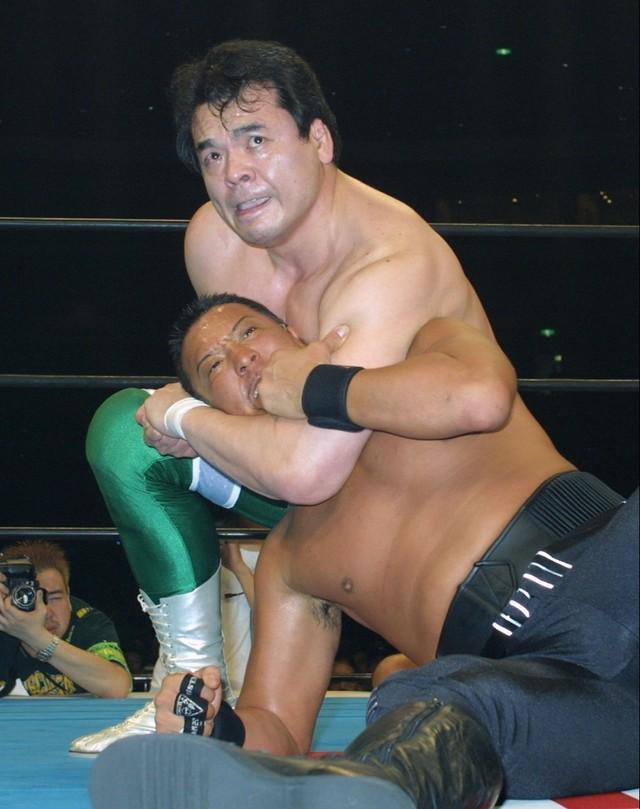 ２００２年５月２日、新日本の東京ドーム大会で激突した蝶野正洋（手前）と三沢光晴さん。当時の現場最高責任者・蝶野のオファーをノアの三沢社長が受諾し、ライバル団体の興行に花を添えた