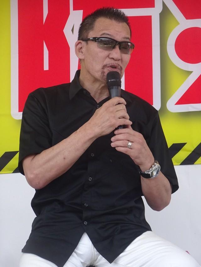 防災イベントでAＥＤなどについて語る蝶野正洋。腰の手術を経て、精力的にスケジュールをこなしている＝埼玉県越谷市