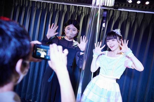 プレ・オープニングイベントで行なわれたチェキ会に臨むアイドルの佐藤汐(右)＝東京・秋葉原の「ＬｉｖｅＣａｆｅ＆Ｂａｒ テイア」