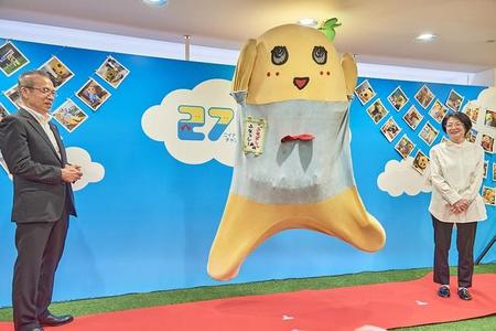 「274ch.展～ふなっしー降臨１０周年～」のオープニングセレモニーに登場したふなっしー（中央）はジャンプ！左は船橋市の松戸徹市長、右は津田沼パルコの野口香苗店長