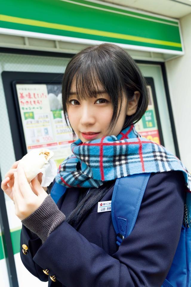 『伊織の心がヤバイやつ ～伊織もえ×「僕の心のヤバイやつ」コラボ写真集～』より（撮影：Takeo Dec.）