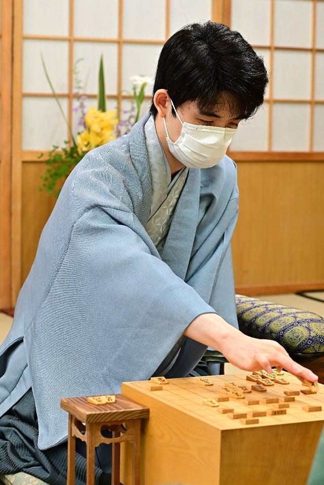 王位戦第２局を制した藤井聡太王位（提供・日本将棋連盟）