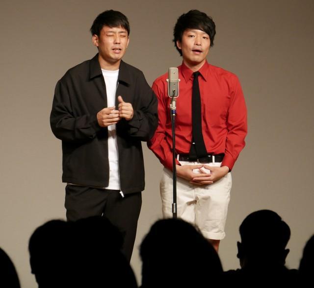 「全日本アマチュア芸人No.1決定戦」で漫才を行う下町モルモットの中嶋伶伊さん（右）と奥山喬史さん＝都内