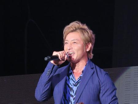 熱唱するつるの剛士