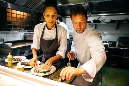 「ボイリング・ポイント」のワンシーン＝（Ｃ） MMXX Ascendant Films Limited